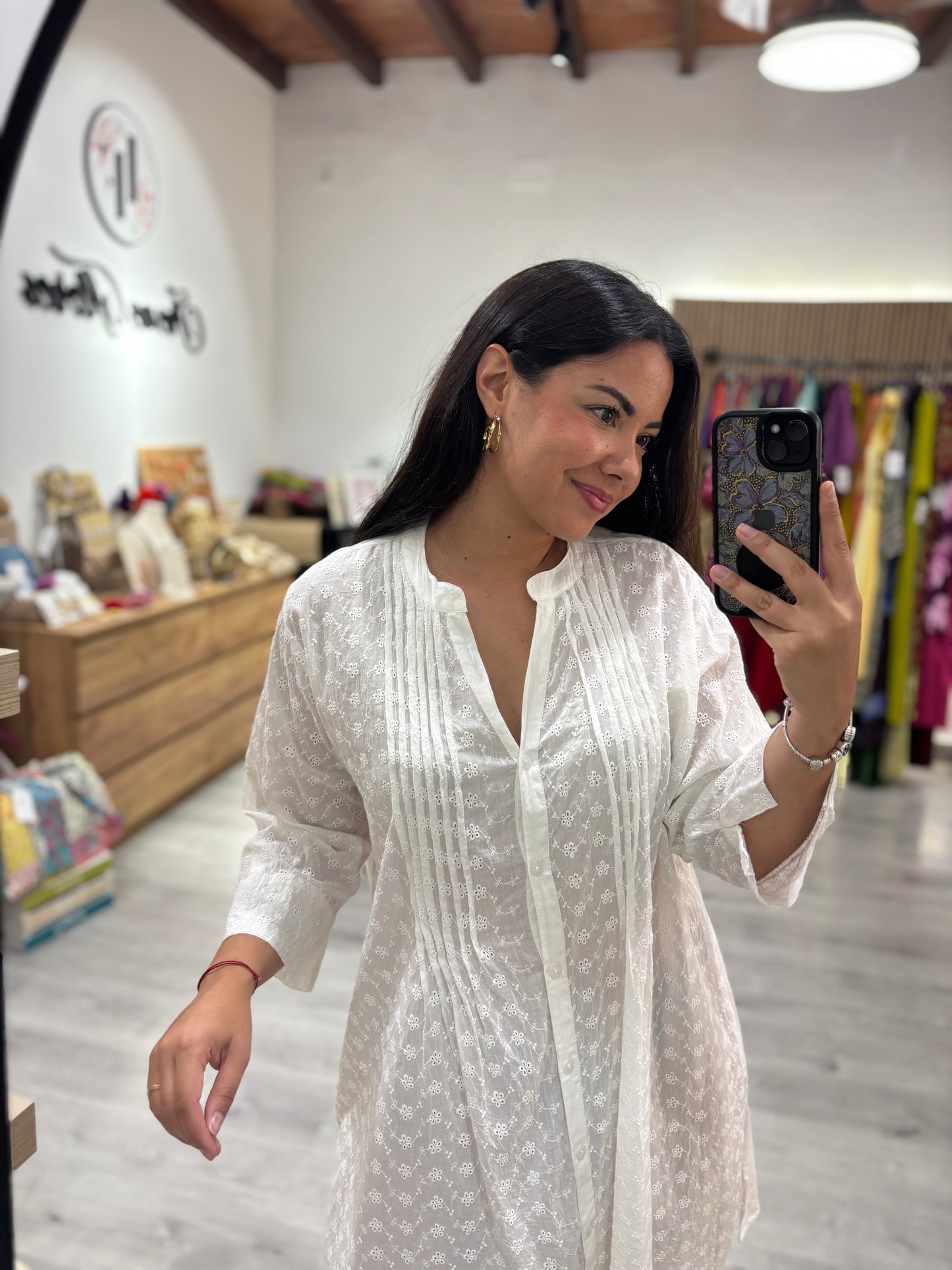 Camisola blanca perforada