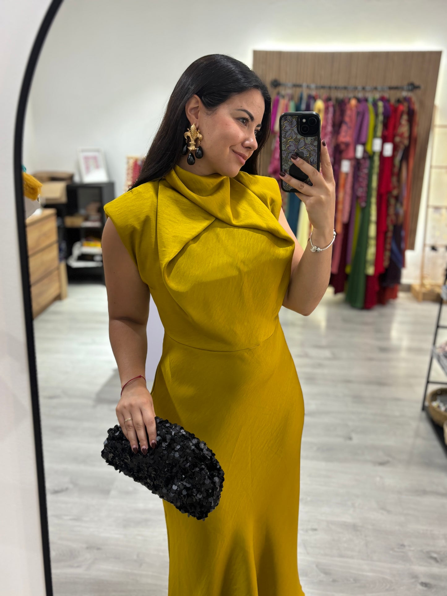 Vestido satinada cuello mostaza