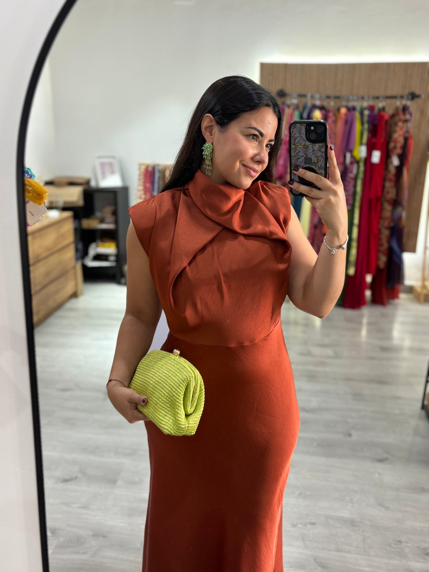 Vestido satinado cuello caldera