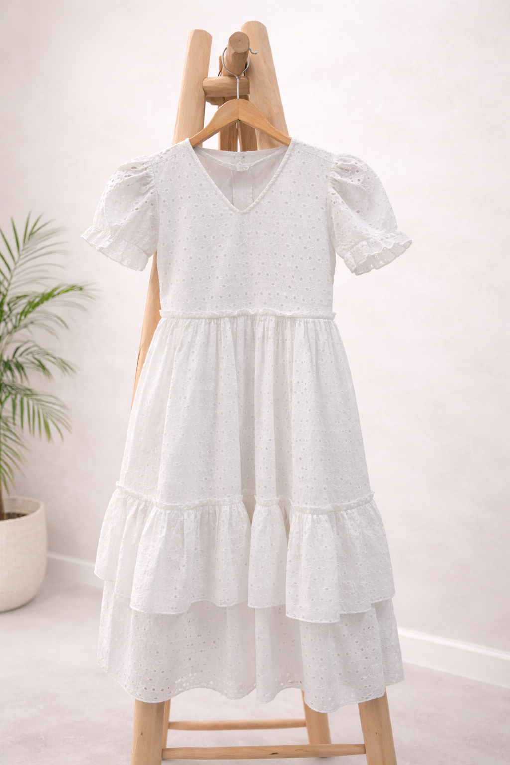 Bata perforada niña blanca