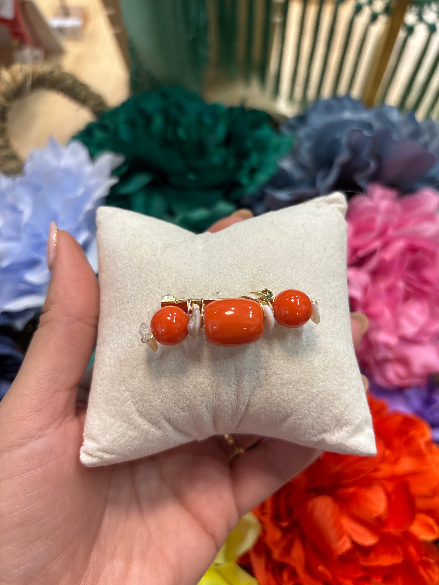Broche cuentas coral