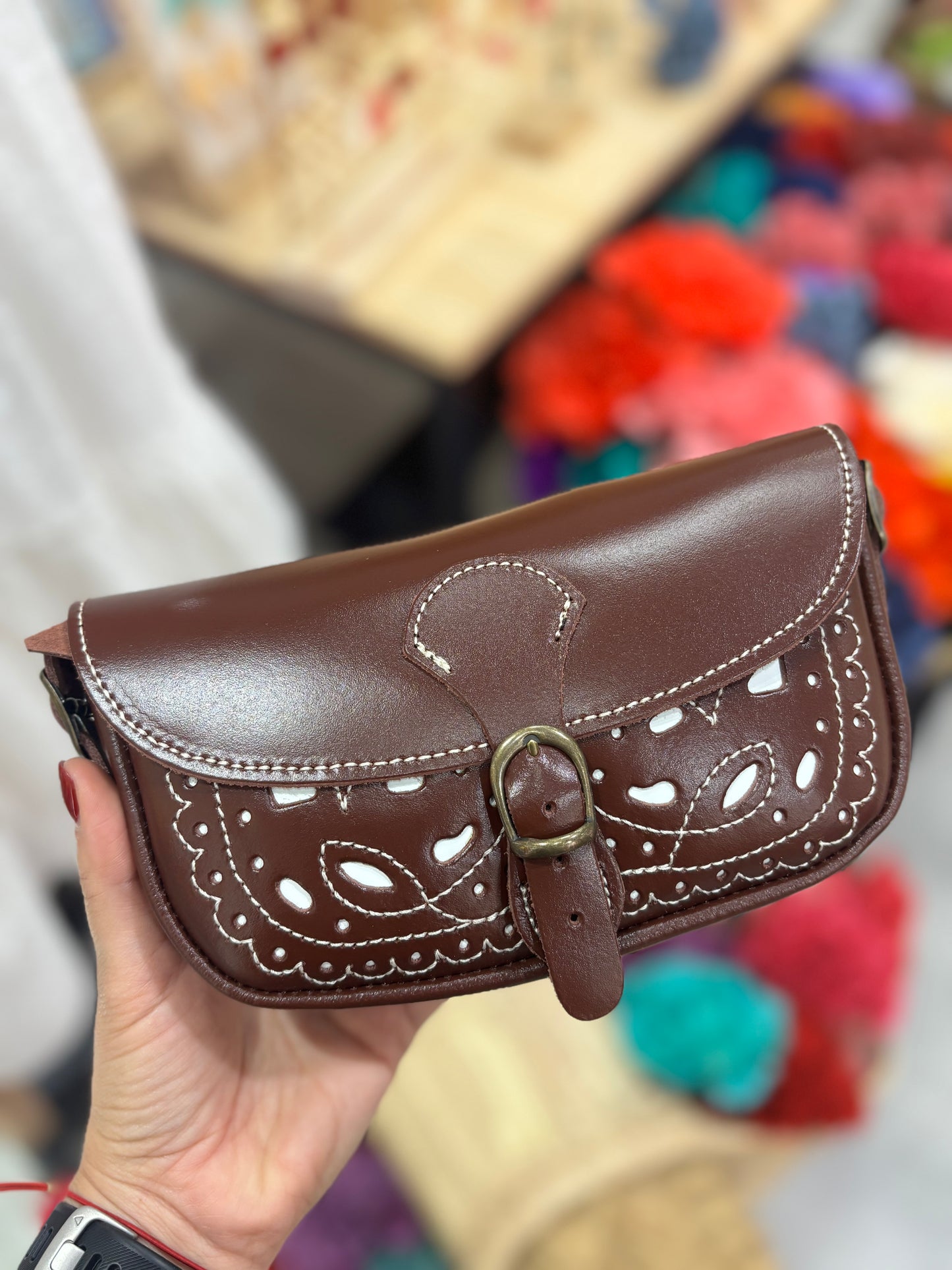 Bolso piel oscuro