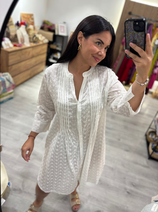 Camisola blanca perforada