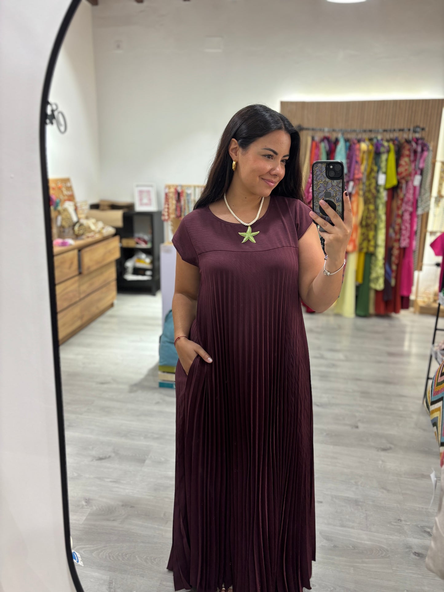Vestido plisado berenjena
