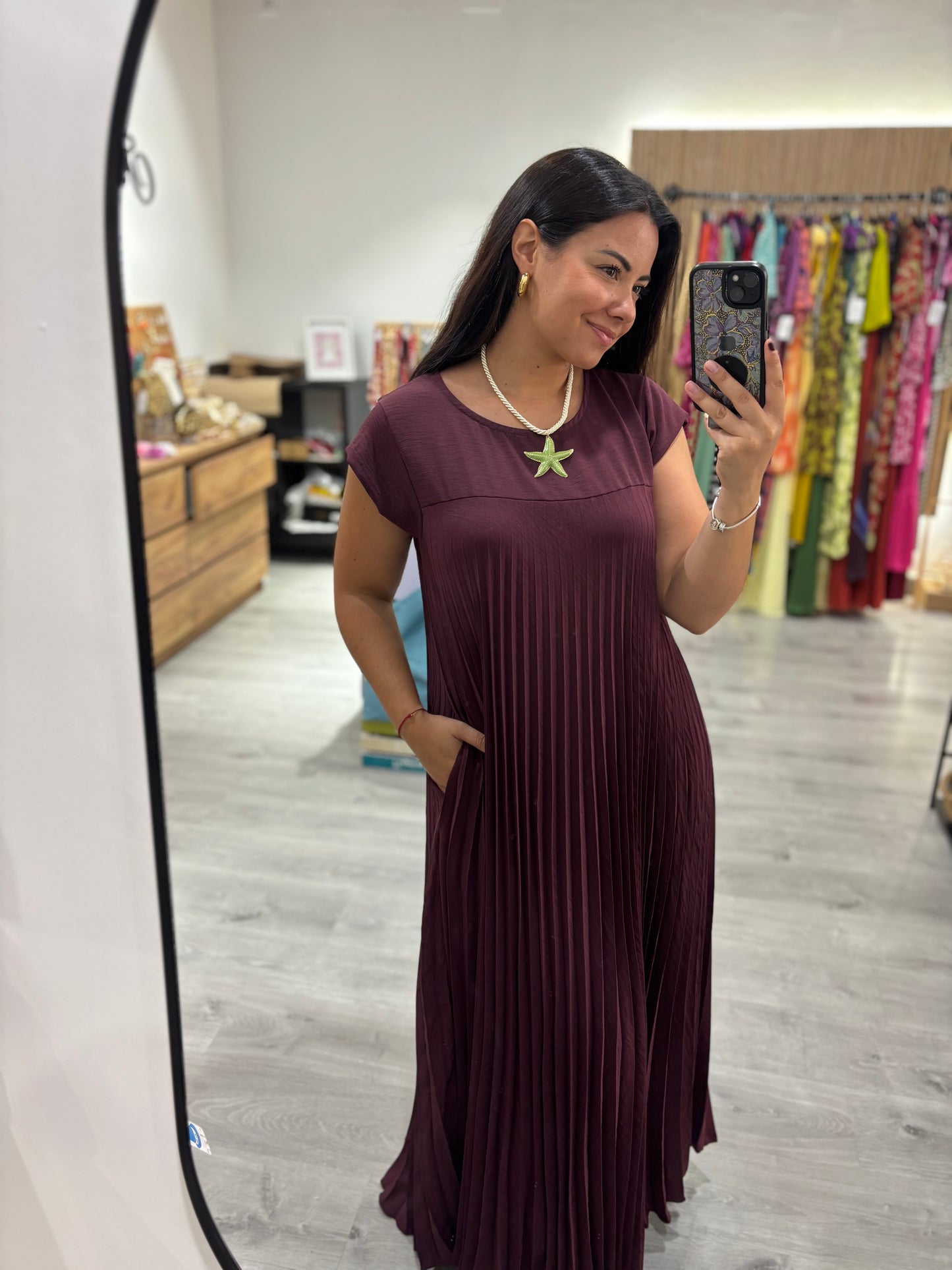 Vestido plisado berenjena
