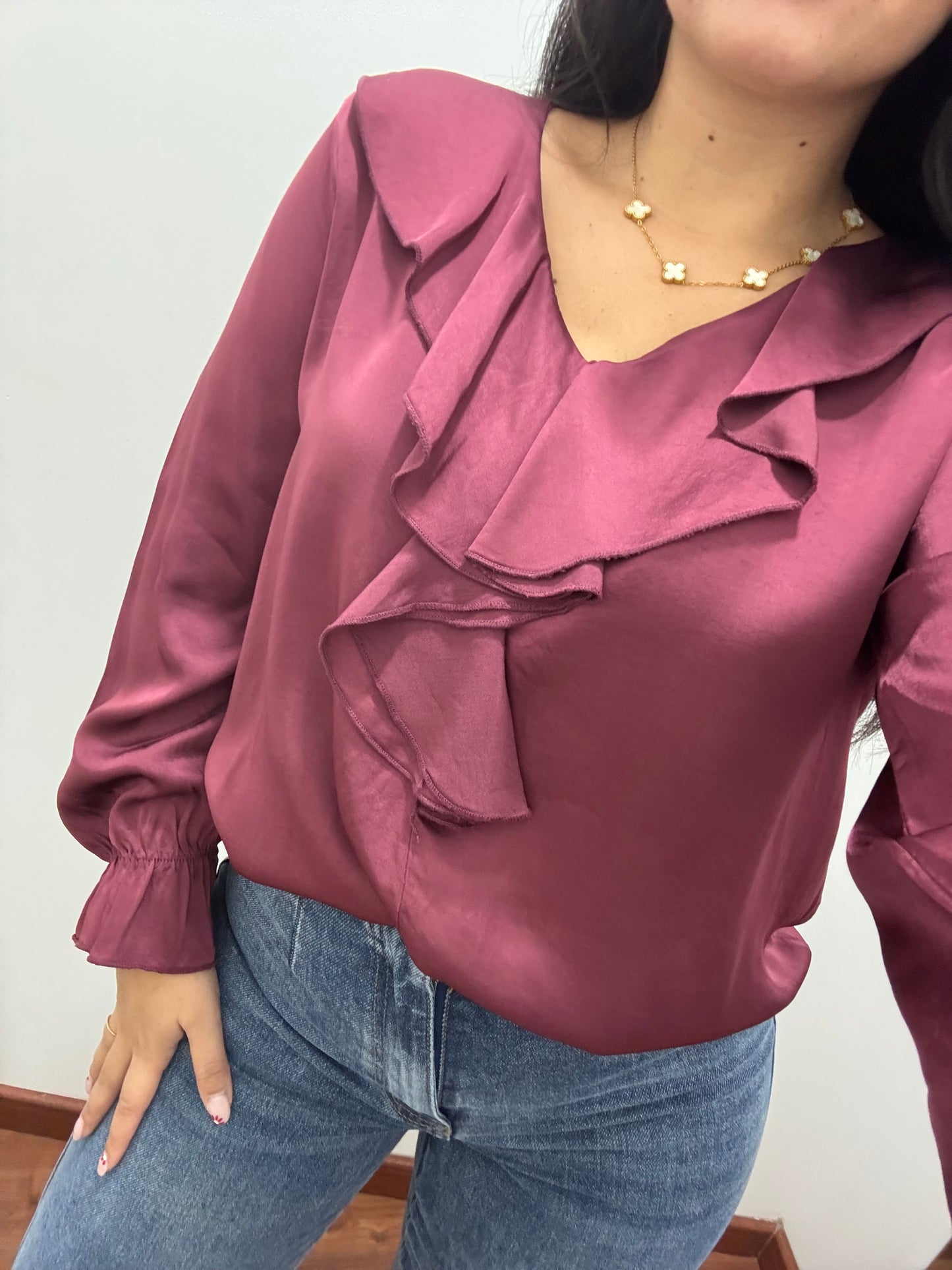 Blusa satén burdeos