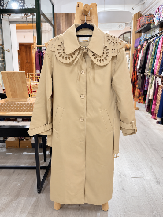 Gabardina cuello perforado