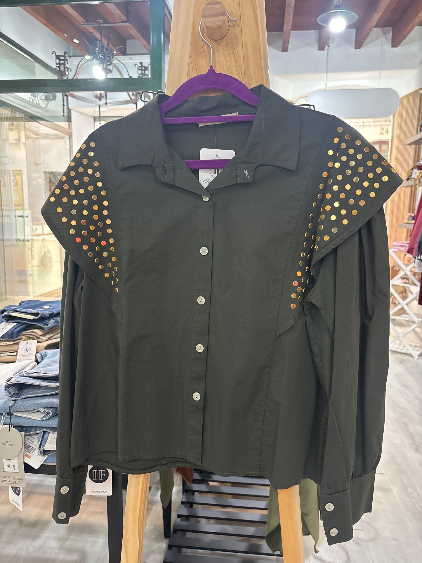 Camisa tachuelas volante