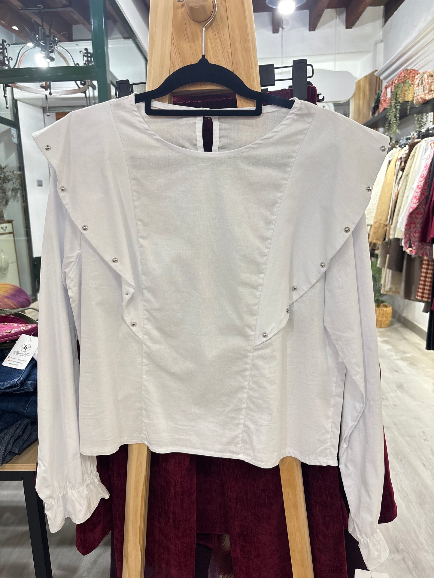 Blusa volante tachas