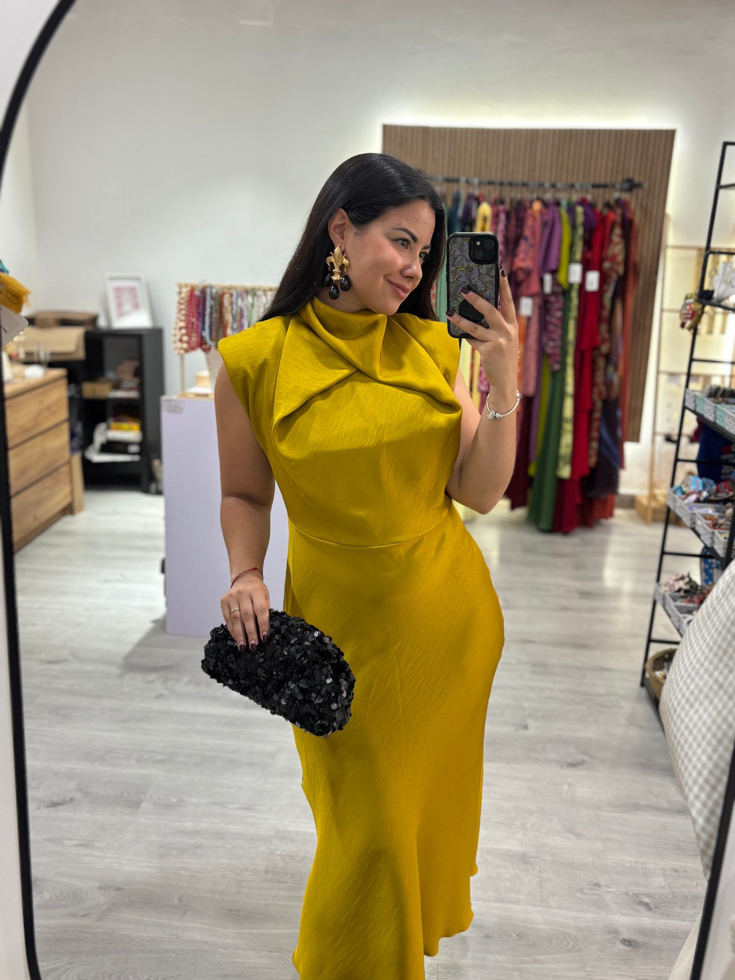Vestido satinada cuello mostaza