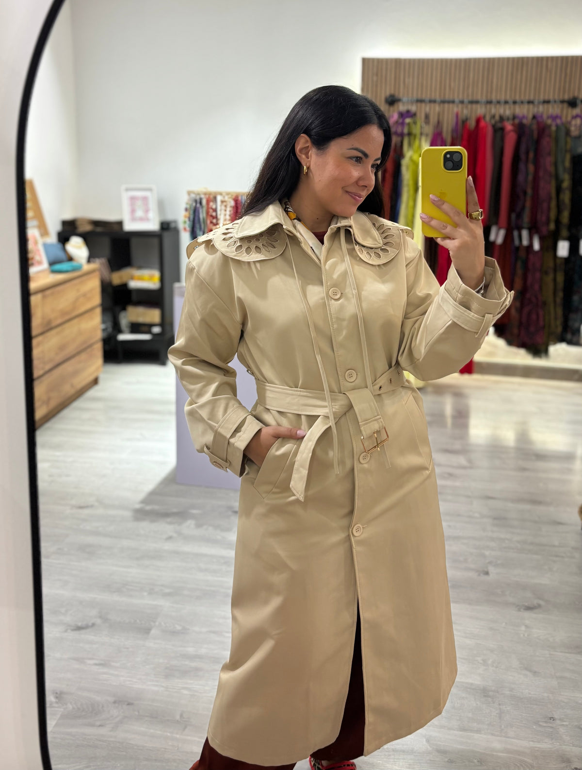 Gabardina cuello perforado
