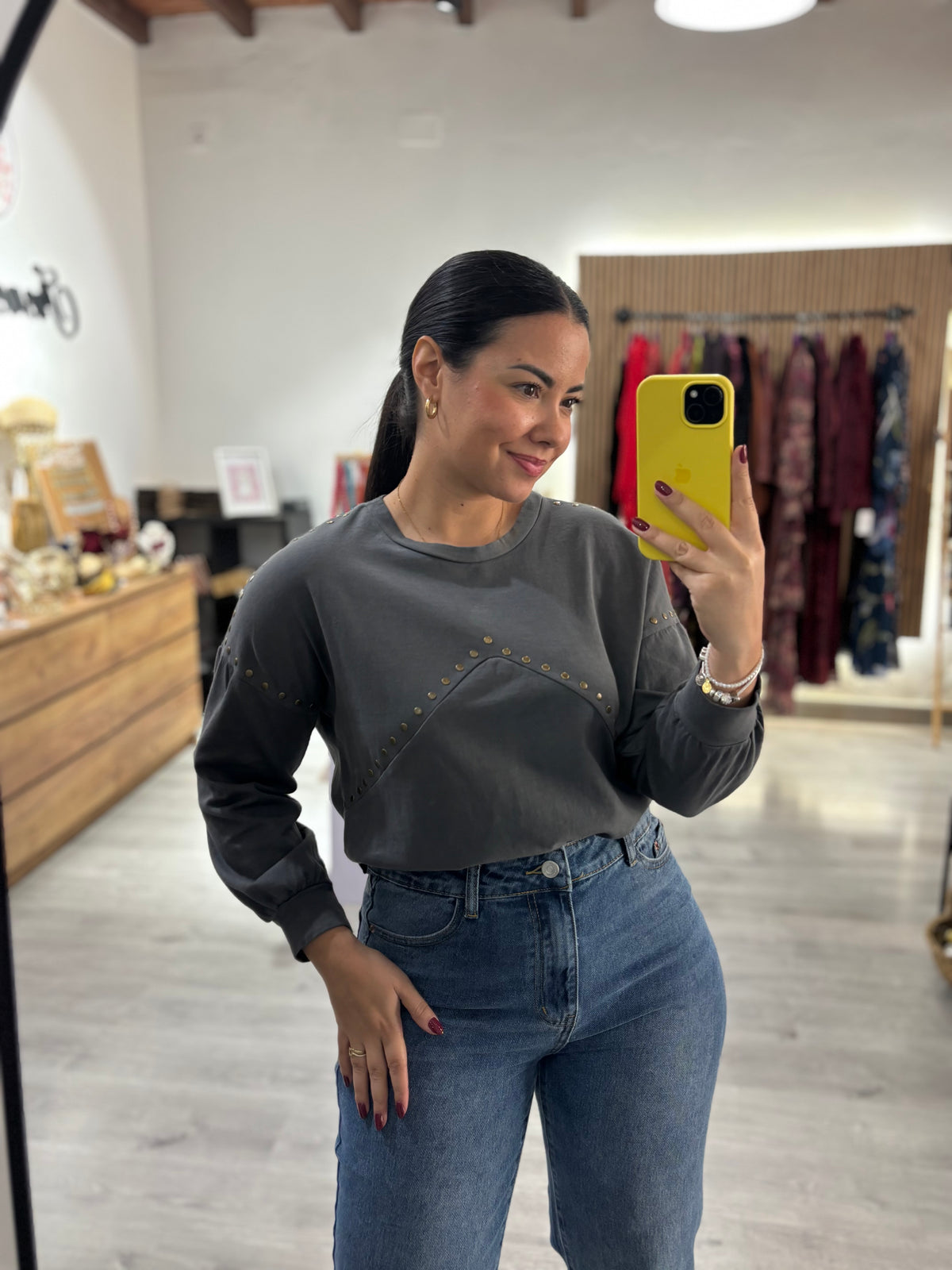 Sudadera tachuelas