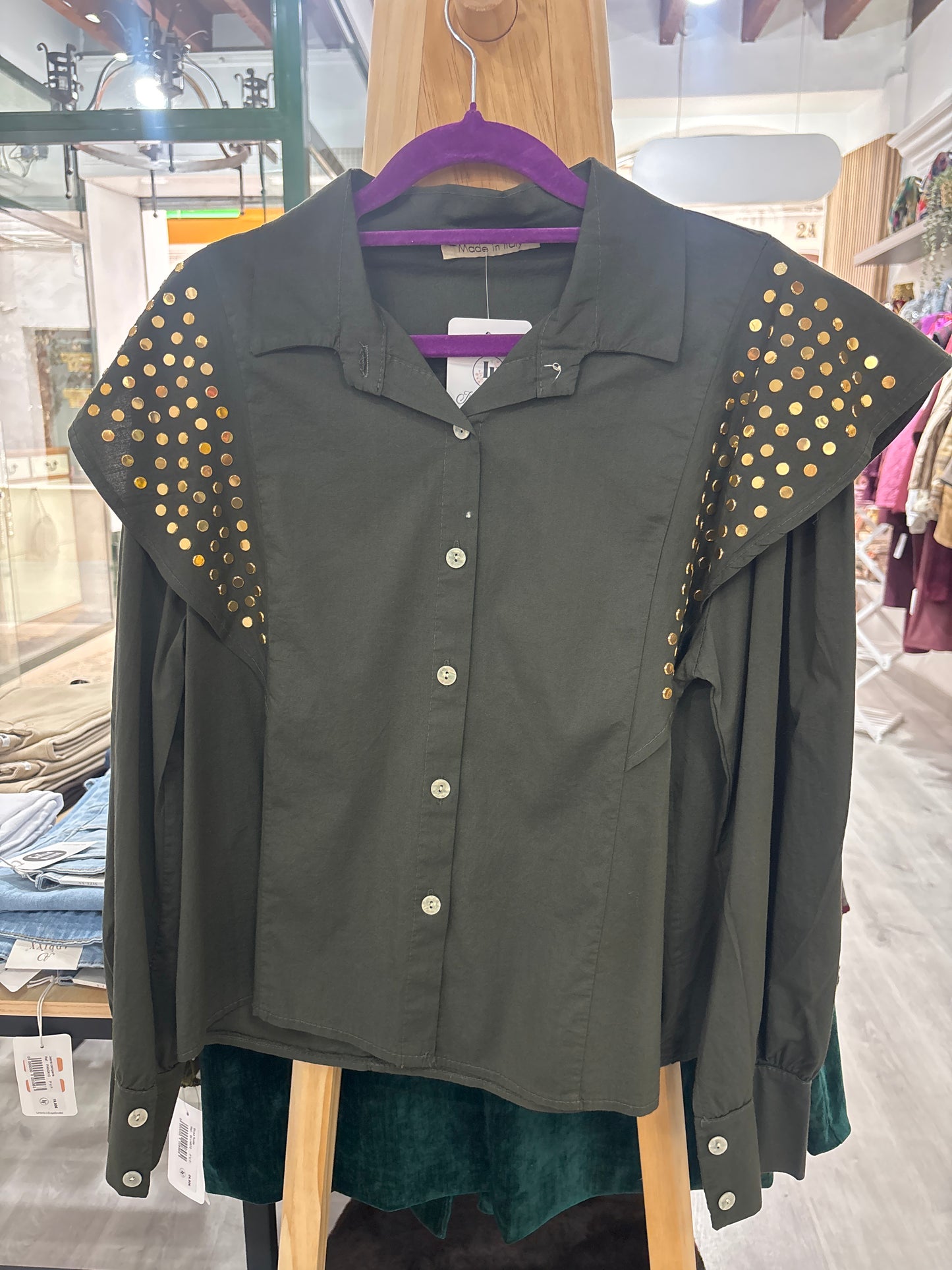 Camisa tachas volante