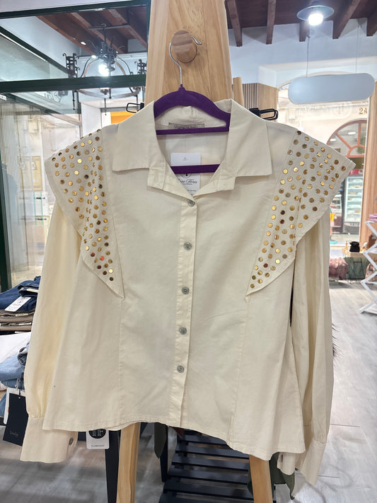Camisa tachuelas volante