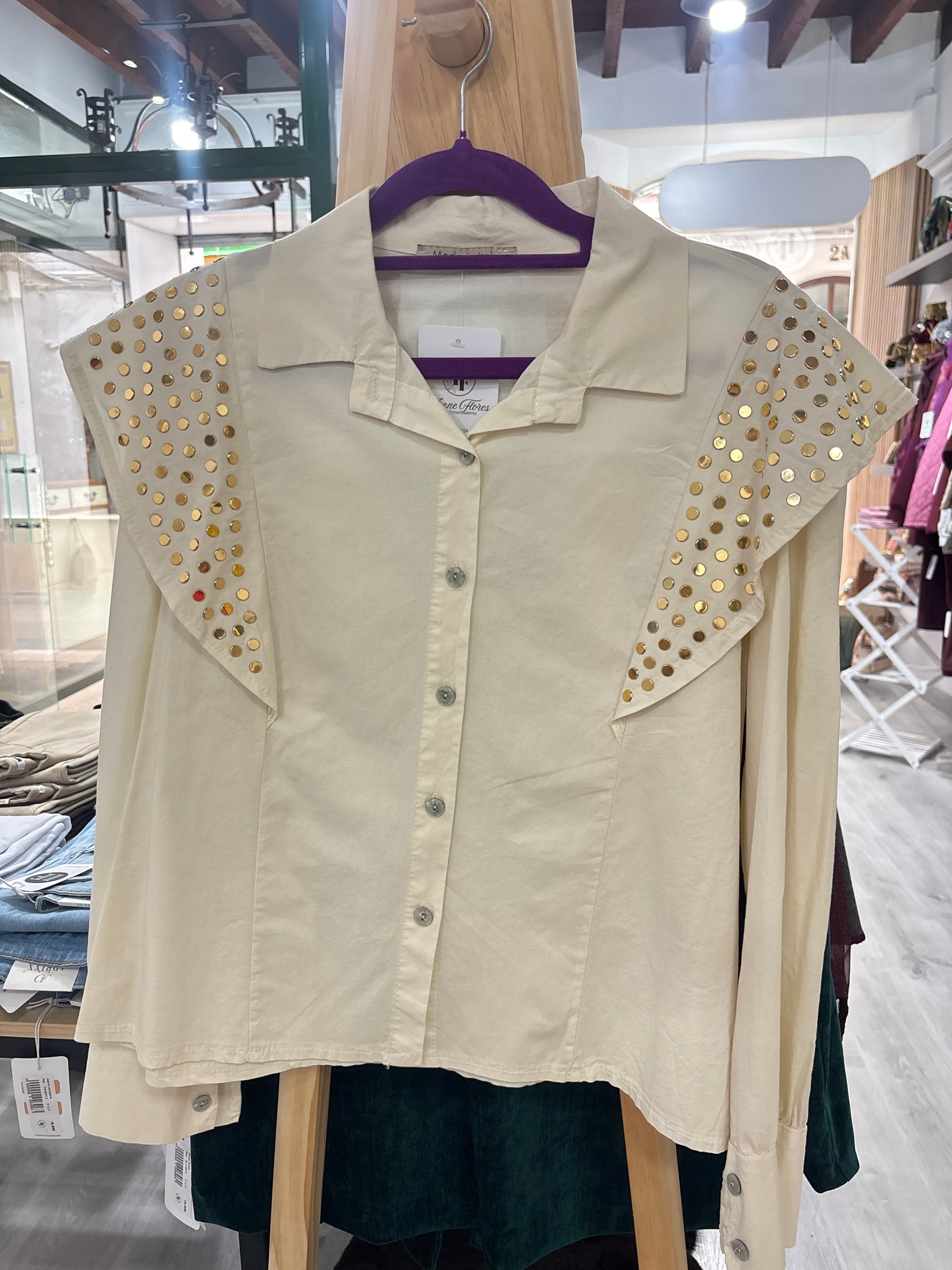 Camisa tachas volante