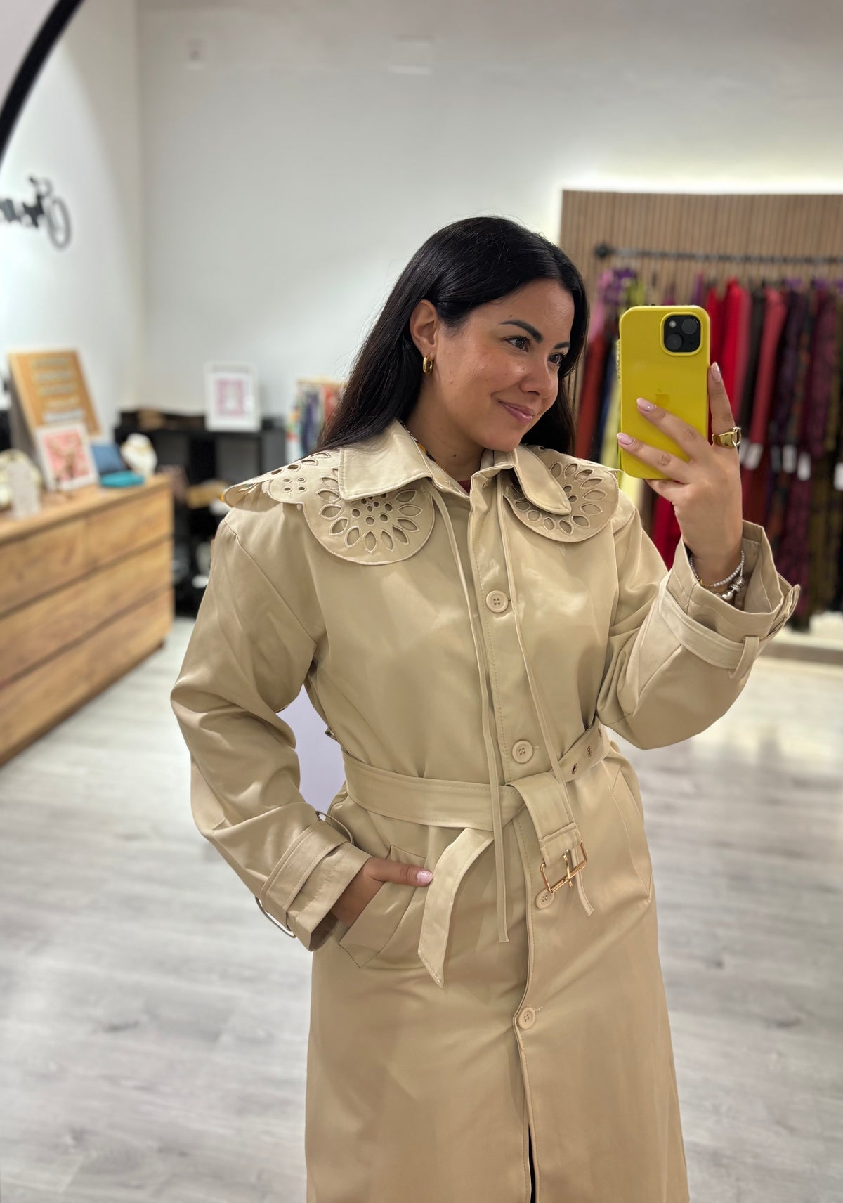 Gabardina cuello perforado
