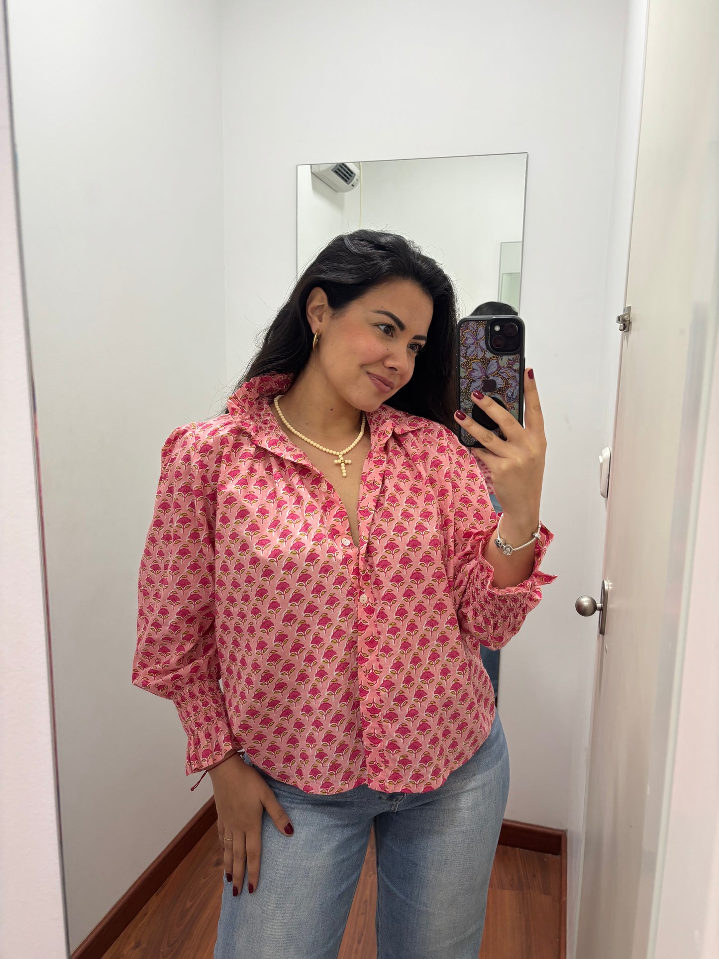 Blusa cuello rosa