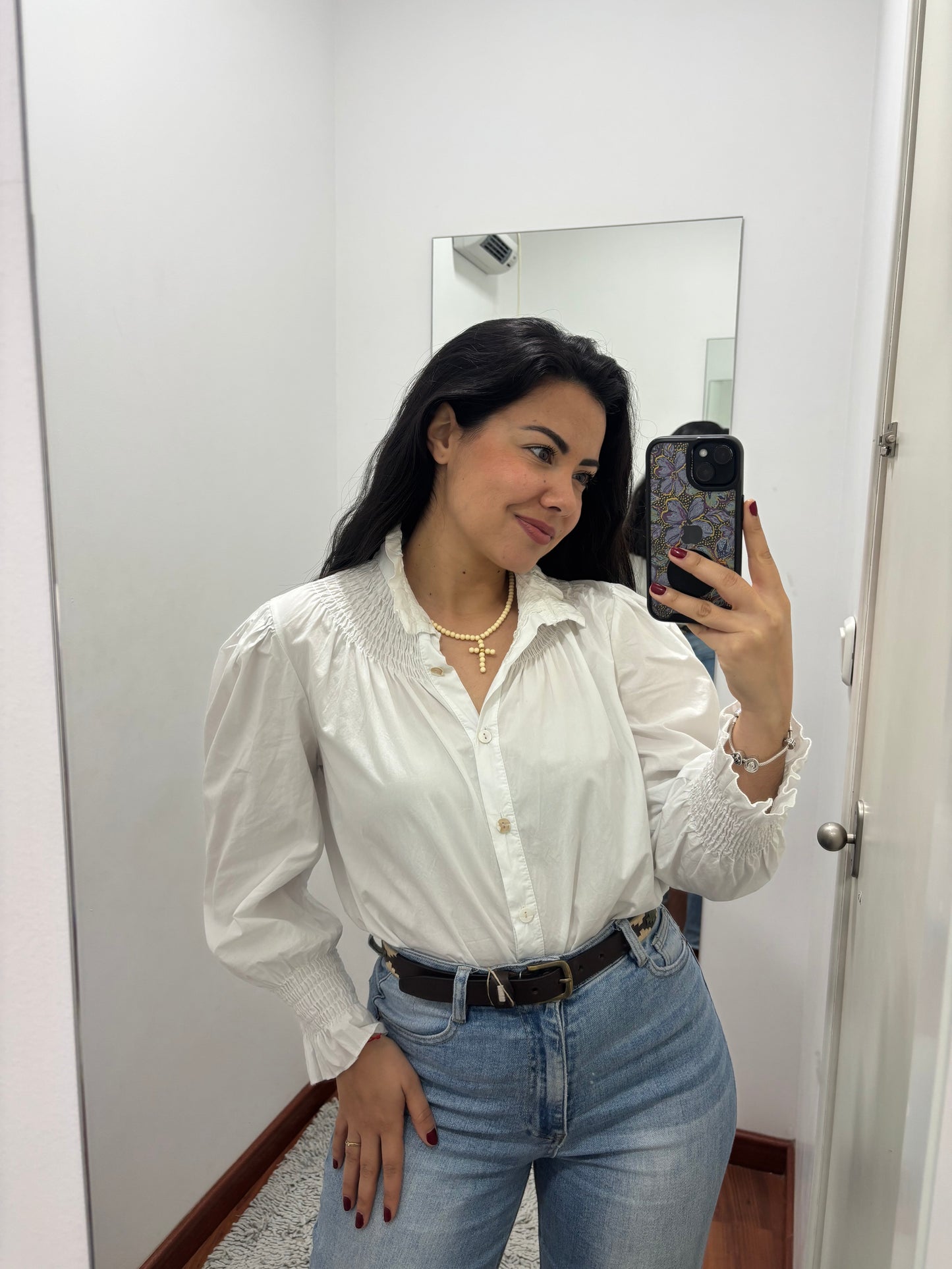 Blusa cuello blanca