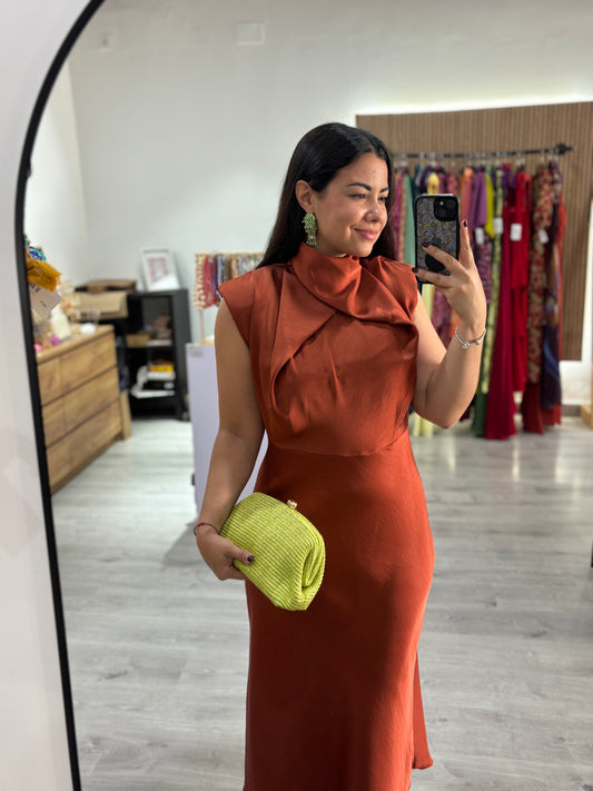 Vestido satinado cuello caldera