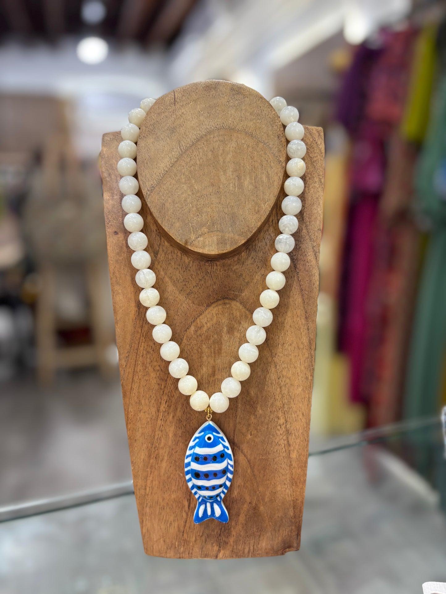 Collar peces blanco