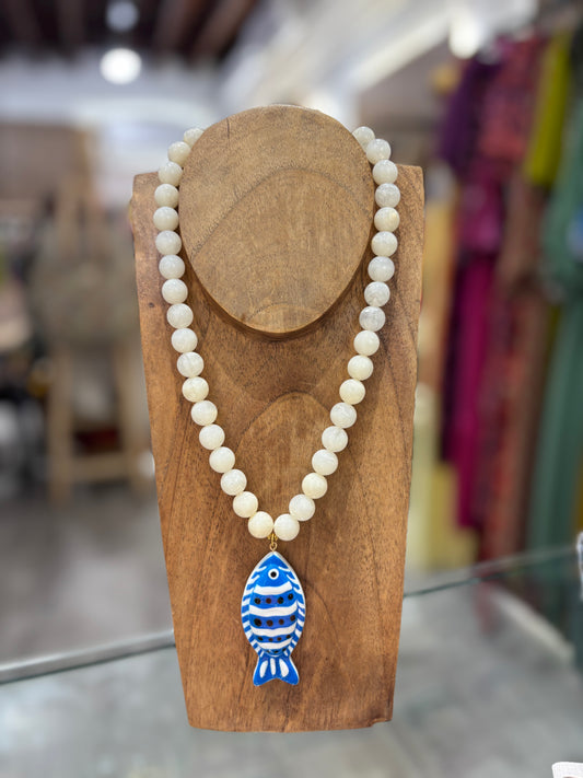 Collar peces blanco
