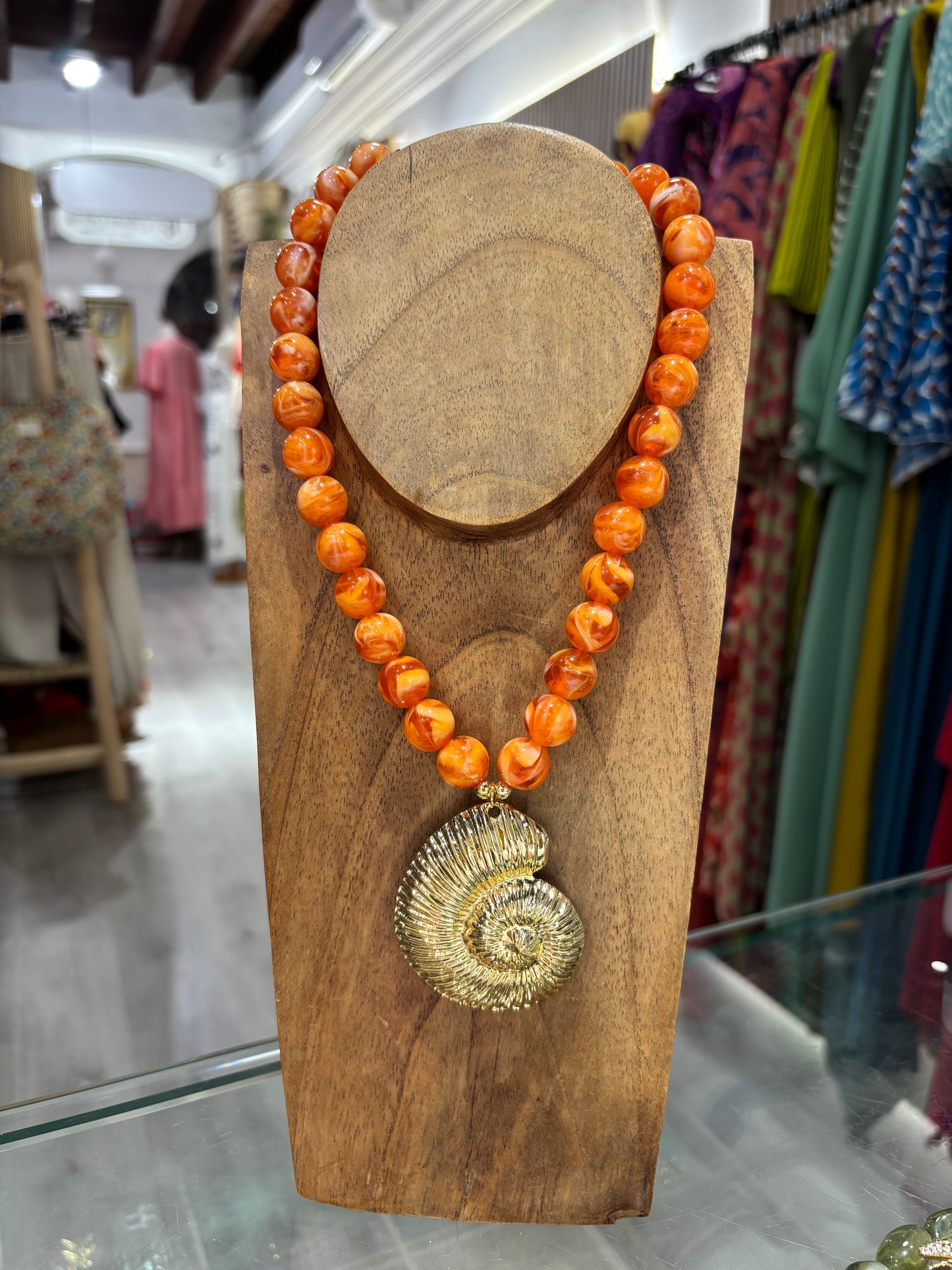 Collar caracola naranja